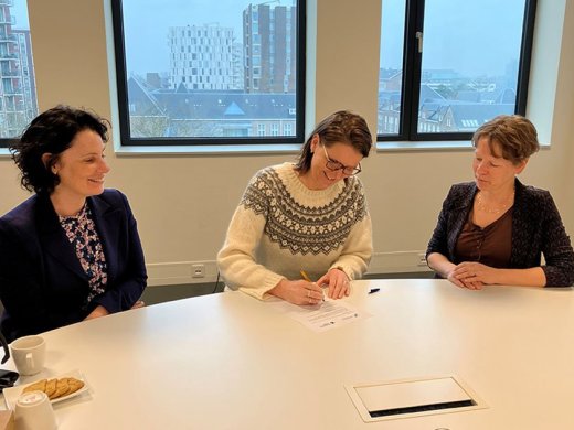 Foto van het zetten van de handtekening voor de samenwerking tussen LUMC en Hogeschool Leiden