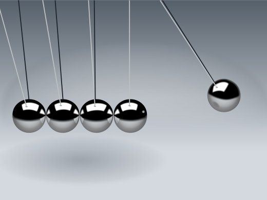 Een Newton's cradle, ook wel bekend als een zwaaiende balans, met vijf metalen ballen die tegen elkaar aan tikken.