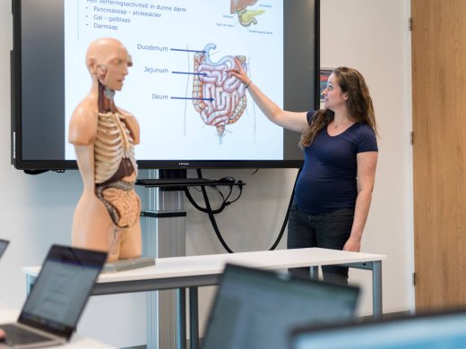 Een lessituatie van de bachelor Verpleegkunde van Hogeschool Leiden