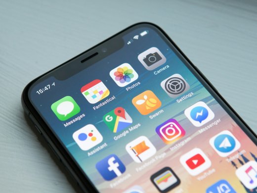 Afbeelding van een smartphone met verschillende applicaties