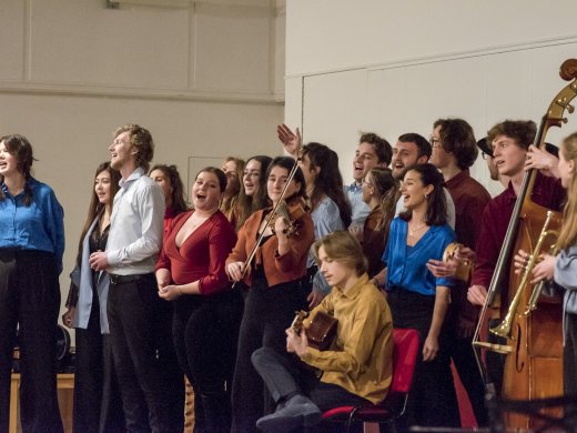 Een groep studenten van de opleiding Docent Muziek zingt en bespeelt instrumenten