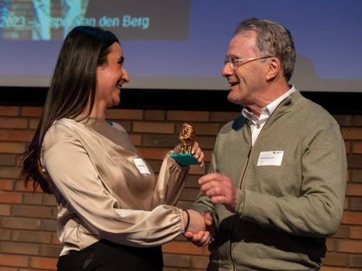 Estelya Deymez, winnaar van de Willem van Leeuwen prijs, schudt hand met Willem van Leeuwen