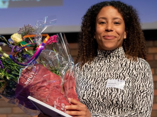 Flory Stikvoort, die de posterprijs won, met een bos bloemen