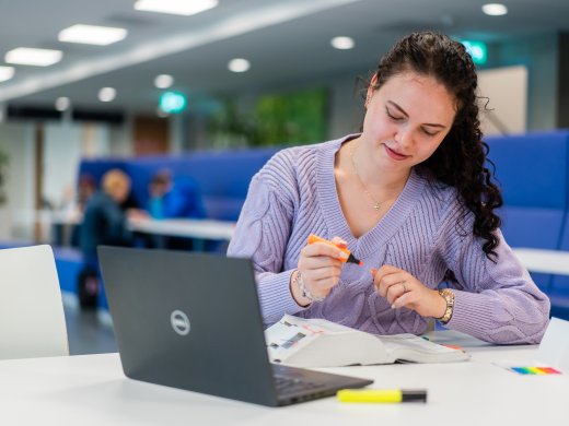Een studerende studente met een laptop 