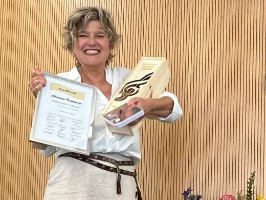 Christiane Nieuwmeijer krijgt certificaat van haar cursisten