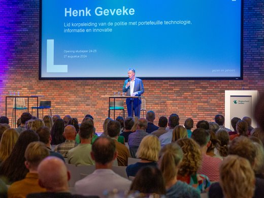 Henk Geveke tijdens opening studiejaar