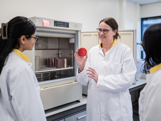 Lector Astrid Heikema in foodlab