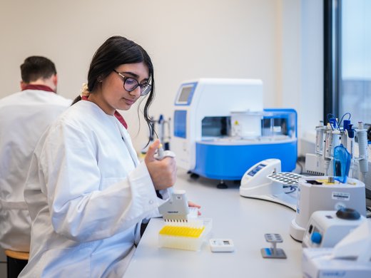 Medewerker bezig in foodlab