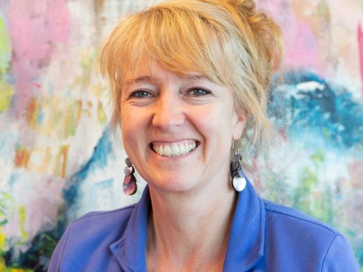 Profiel foto van Eline met blond haar en een blauwe blouse