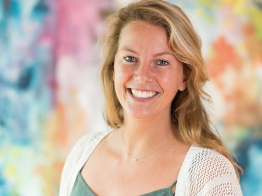 Profielfoto van Marjolein met blond haar en wit vest