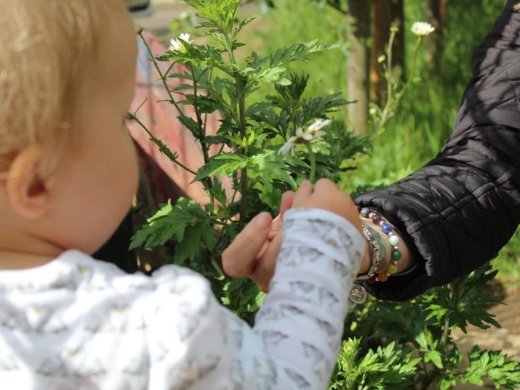 Baby in groene buitenruimte