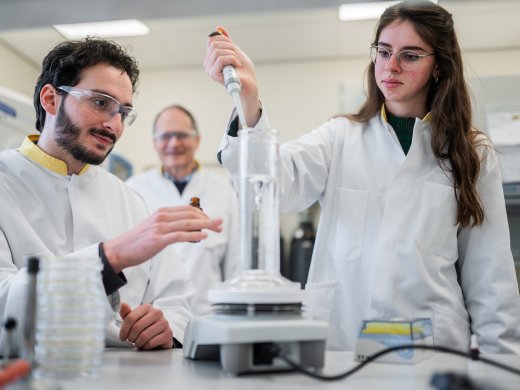 Peter Taschner met studenten in een lab