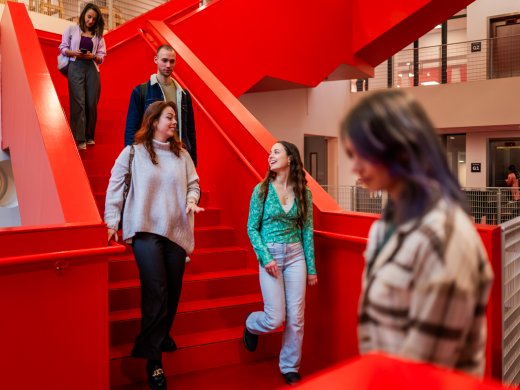 Studenten praten op de rode trap