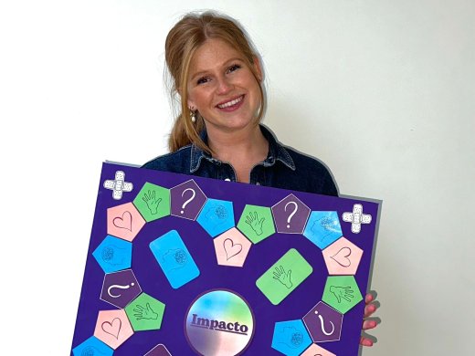 Vaktherapeut Willemijn Torbijn met het bordspel Impacto.