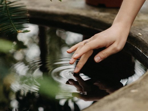 hand-met-vinger-in-water