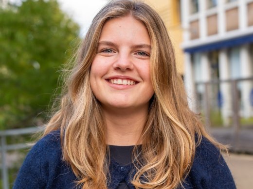 Mijke, blauwe trui en blond haar