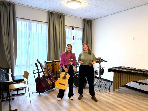 Muziektherapeut Lisa Morien (links) en collega Monica van der Meij.