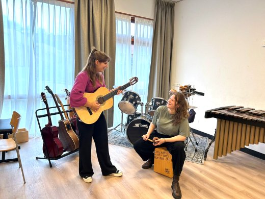 Muziektherapeut Lisa Morien (links) en collega Monica van der Meij.