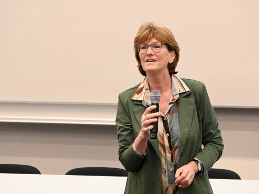 Anke, coördinator van het CBD staat voor de groep met microfoon in hand.