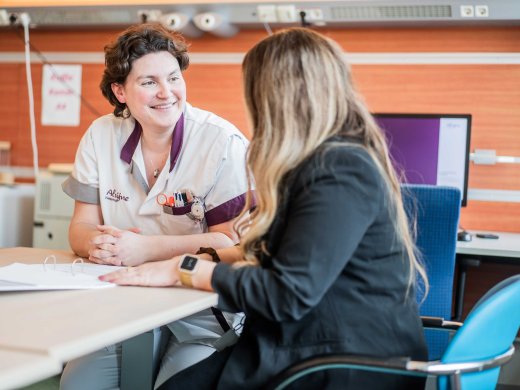 Twee zorgprofessionals vergaderen aan een tafel