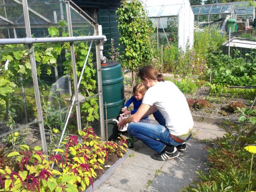 Vader en kind in moestuin