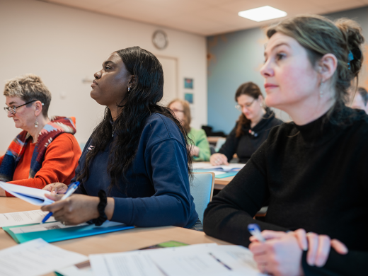 deelnemers aan cursus die aandachtig luisteren
