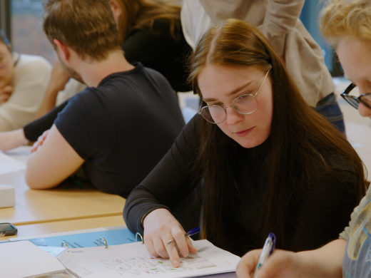 Cursisten die samen een opdracht uitvoeren