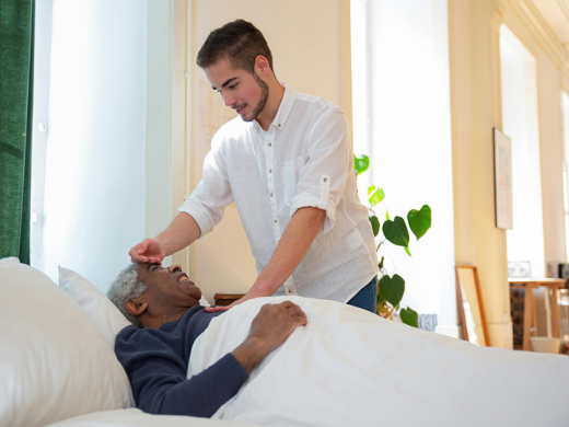 Zorgverlener aan bed bij man
