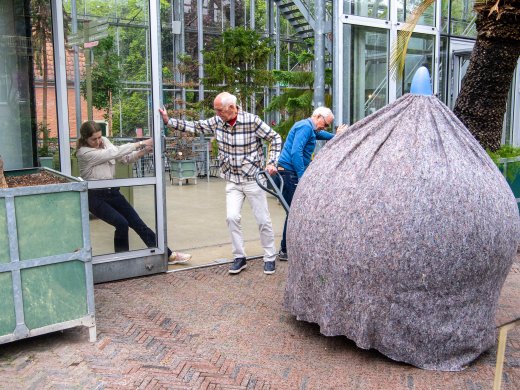 Bol van Biodiversiteit is ingepakt en wordt verhuisd door medewerkers