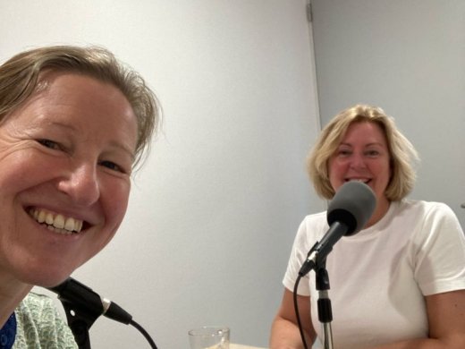 Loes van 't Hoff en Sanne van der Linden achter microfoons in de studio van Radio lef