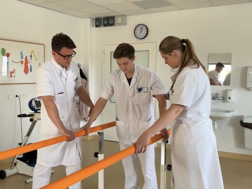 Studenten ziekenhuisfysiotherapie en RIchard Torn, fysiotherapeut bij het LUMC