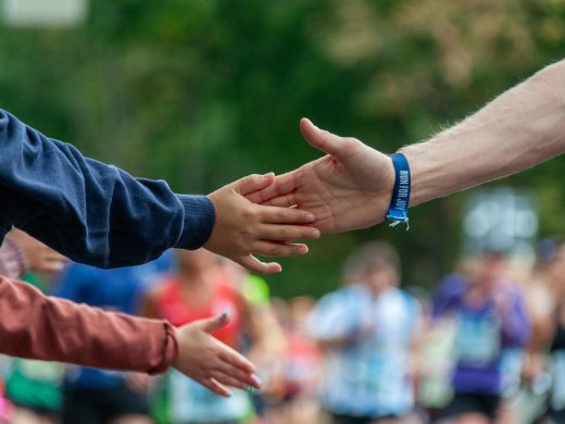 Een hardloper krijgt een high five ter motivatie