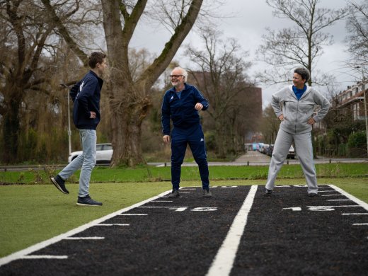 drie personen die buiten aan het sporten zijn