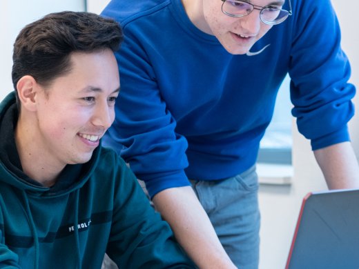 studenten informatica aan het werk achter de laptop