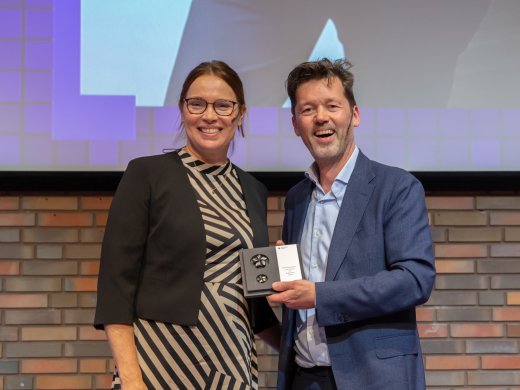 Vrouw en man met prijs in hand