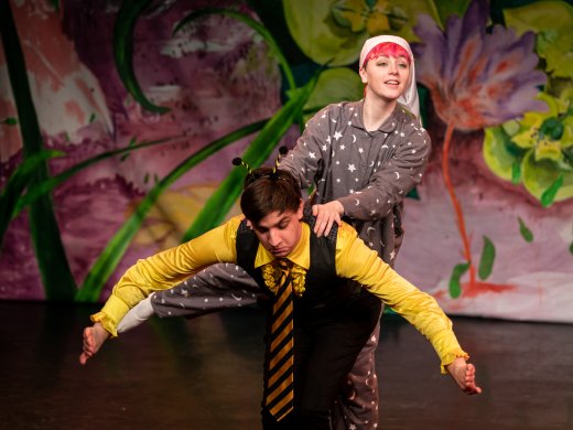 Studenten van de opleiding Docent Dans/Euritmie spelen een voorstelling van Erik Klein Insectenboek