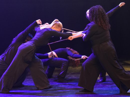 Studenten van de opleiding Docent Dans/Euritmie spelen treden op in een dansvoorstelling