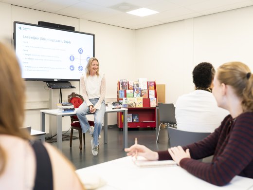 Docent van de Master Leraar Nederlands geeft les aan studenten