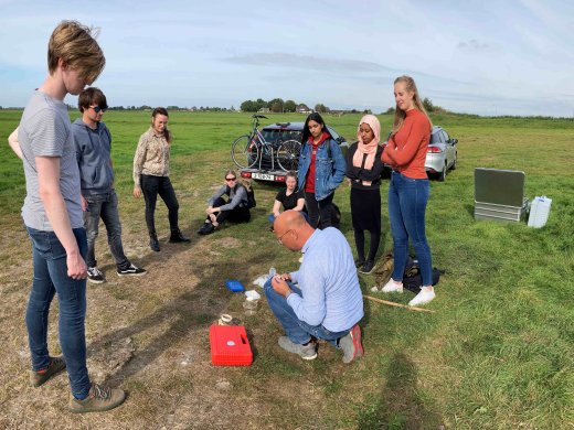 Onderzoekers en studenten aan het werk in de polder