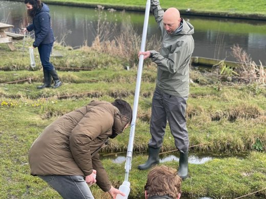 Onderzoekers nemen watermonsters