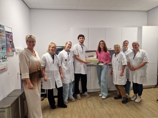 Collega's rondom de gewonnen taart