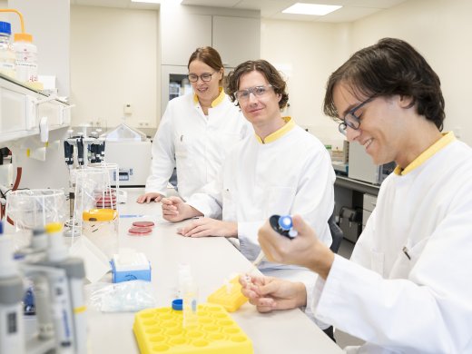 Thomas Kofman, Student Biologie en Medisch Laboratoriumonderzoek, werkt samen met medestudenten in een lab