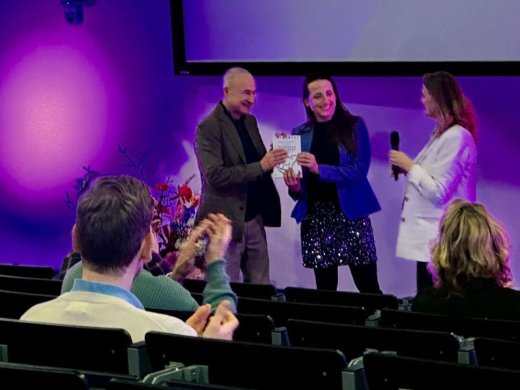 Simona Karbouniaris en Jim van Os nemen een exemplaar in ontvangst tijdens de boekpresentatie