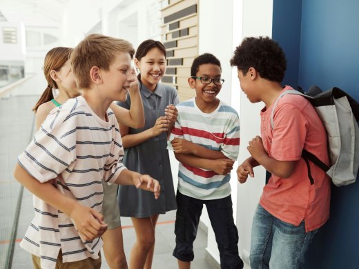 een groepje kinderen lacht met elkaar