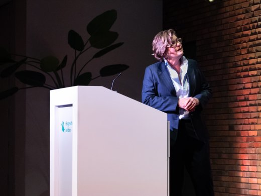 Christine Carabain spreekt haar lectorale rede uit