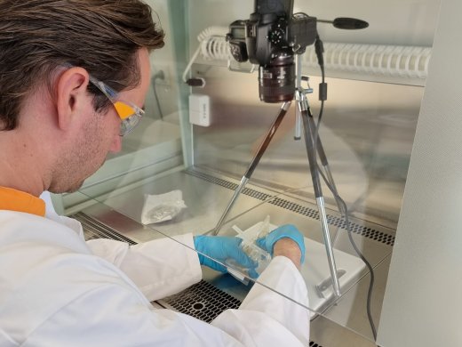 Onderzoeker op lab Meet de Mees