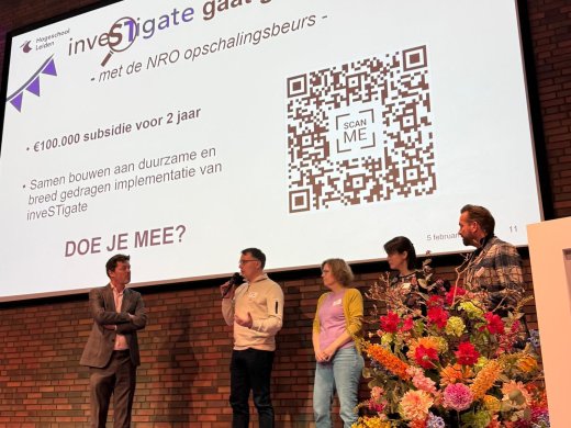Joeri van den Steenhoven en docenten van de opleiding Bio-Informatica staan op een podium. Zij geven een praatje over Investigate en de NRO opschalingsbeurs