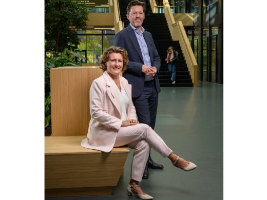 Gezamealijke foto van het college van bestuur van Hogeschool Leiden. Het college van bestuur bestaat uit Angelien Sanderman en Joeri van den Steenhoven