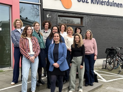 Medewerkers-onderzoeksgroep-ggz-buiten-voor-gebouw-Rivierduinen