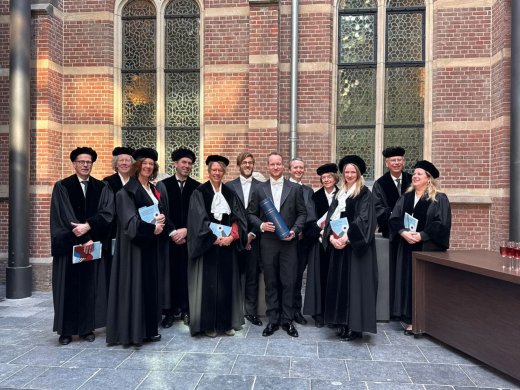 Dennis Boer is succesvol gepromoveerd na onderzoek naar de inzet van fysiotherapie en de rol van mantelzorgers bij verpleeghuisbewoners met dementie.